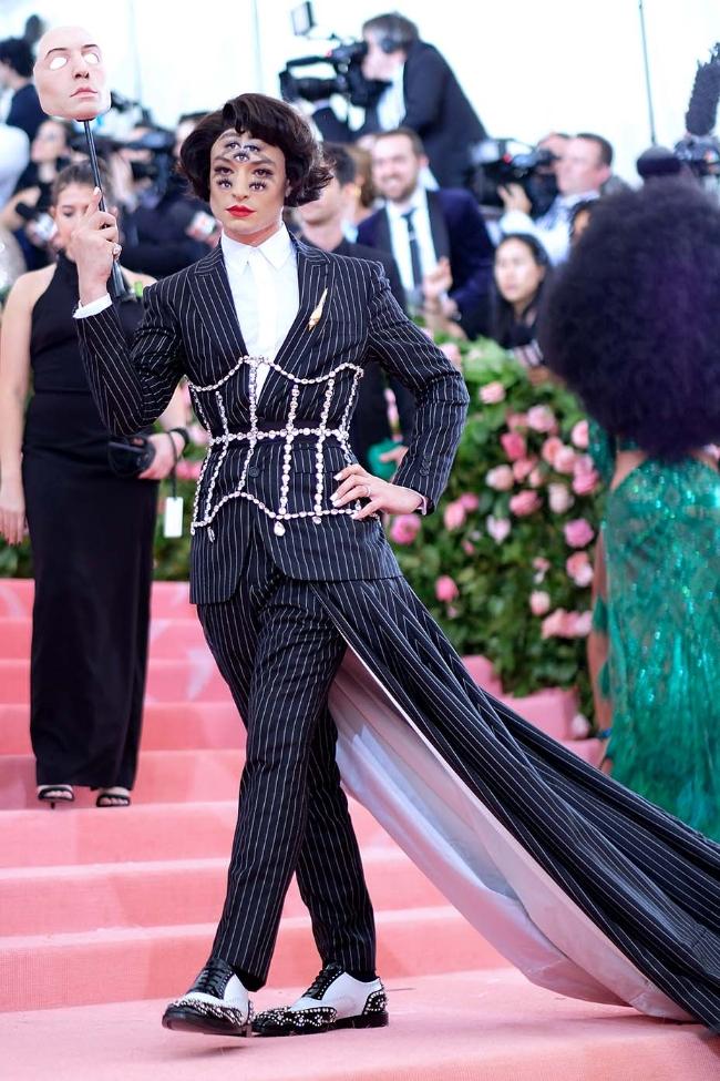 8 ngôi sao LGBT diện trang phục ấn tượng nhất tại Met Gala 2019-2