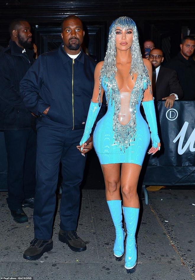 Kim Kardashian, Kylie Jenner nhiệt tình khoe vòng 1 tại tiệc Met Gala-1
