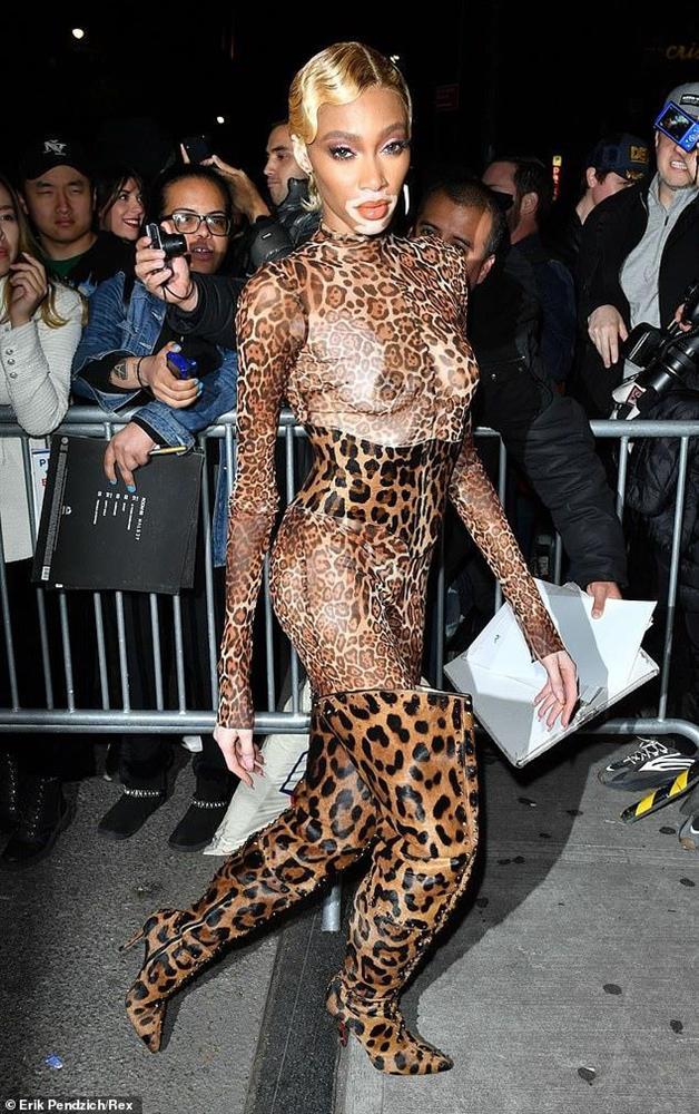 Kim Kardashian, Kylie Jenner nhiệt tình khoe vòng 1 tại tiệc Met Gala-11