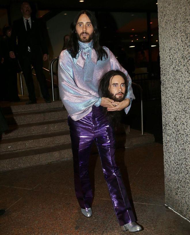 Kim Kardashian, Kylie Jenner nhiệt tình khoe vòng 1 tại tiệc Met Gala-12