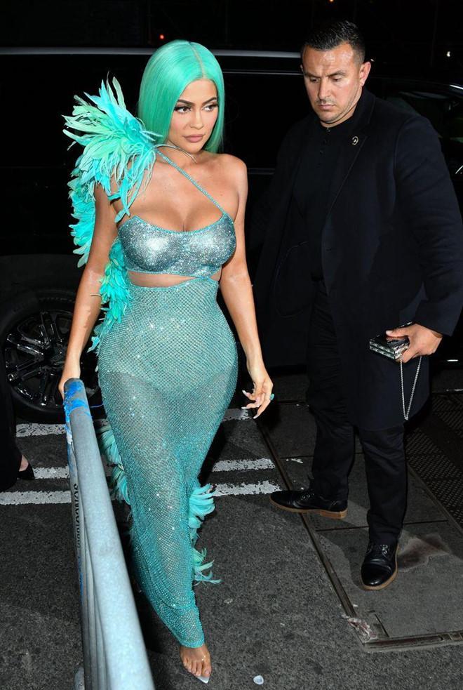 Kim Kardashian, Kylie Jenner nhiệt tình khoe vòng 1 tại tiệc Met Gala-2
