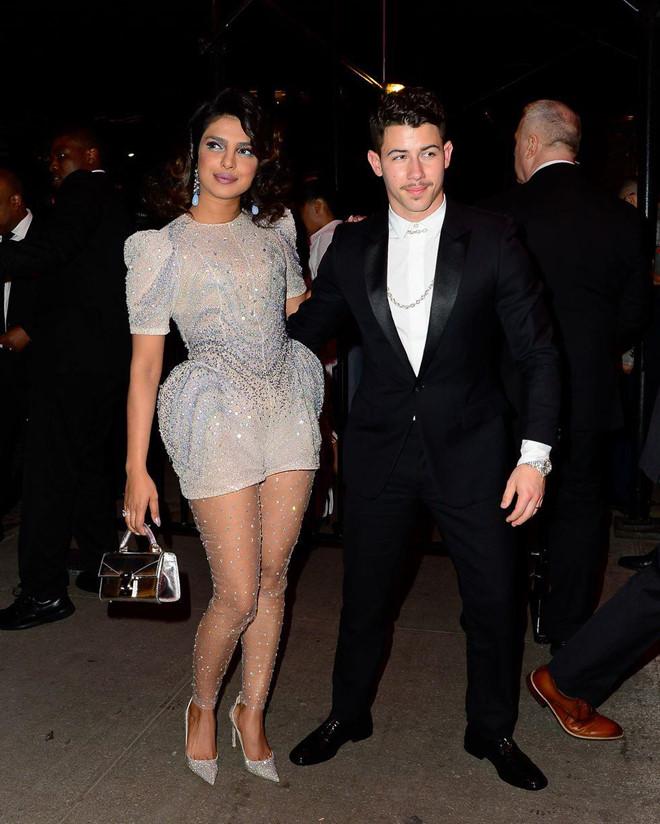 Kim Kardashian, Kylie Jenner nhiệt tình khoe vòng 1 tại tiệc Met Gala-7