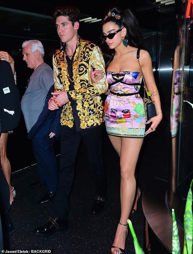 Kim Kardashian, Kylie Jenner nhiệt tình khoe vòng 1 tại tiệc Met Gala-8