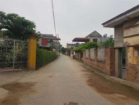 Hàng xóm khẳng định, gia đình nam sinh bị nghi làm 4 bạn gái mang bầu đã đón mẹ con H về nuôi-1