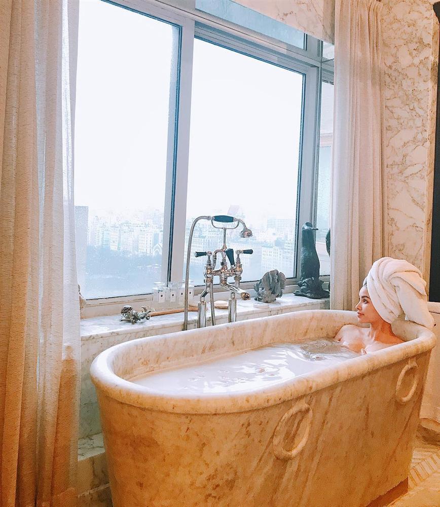 Nhan sắc Phạm Hương thất thường trên đất Mỹ: Khi sắc sảo hút hồn, lúc nhợt nhạt như phụ nữ sau sinh-4