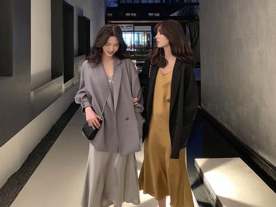 Váy lụa slip dress: Biểu tượng của sự cám dỗ đã quay trở lại!