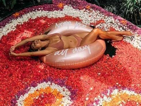 Độc đáo bể bơi tạo hình bằng hoa, mất 6 tiếng để làm ở Bali