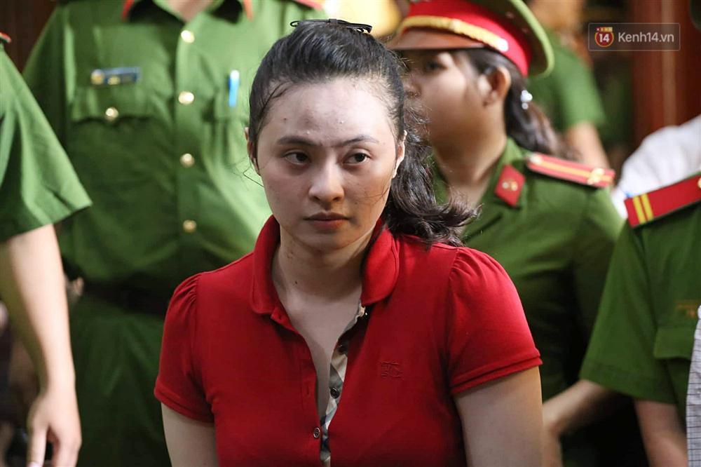 Hot girl Ngọc Miu và người tình trùm ma túy cùng mặc áo đỏ, chơi nổi với áo bông họa tiết hổ bình thản đến tòa-7
