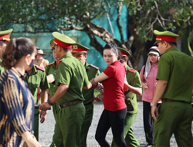 Hot girl Ngọc Miu và người tình trùm ma túy cùng mặc áo đỏ, chơi nổi với áo bông họa tiết hổ bình thản đến tòa-5