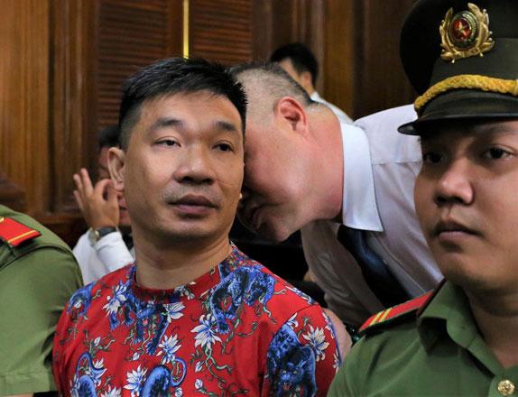 Hot girl Ngọc Miu và người tình trùm ma túy cùng mặc áo đỏ, chơi nổi với áo bông họa tiết hổ bình thản đến tòa-3