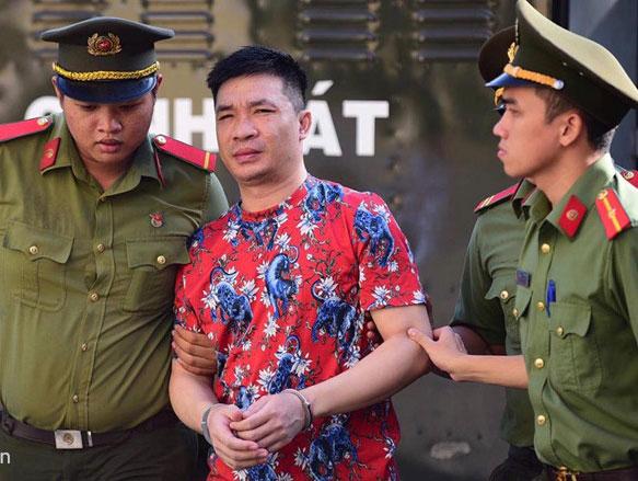 Hot girl Ngọc Miu và người tình trùm ma túy cùng mặc áo đỏ, chơi nổi với áo bông họa tiết hổ bình thản đến tòa-2