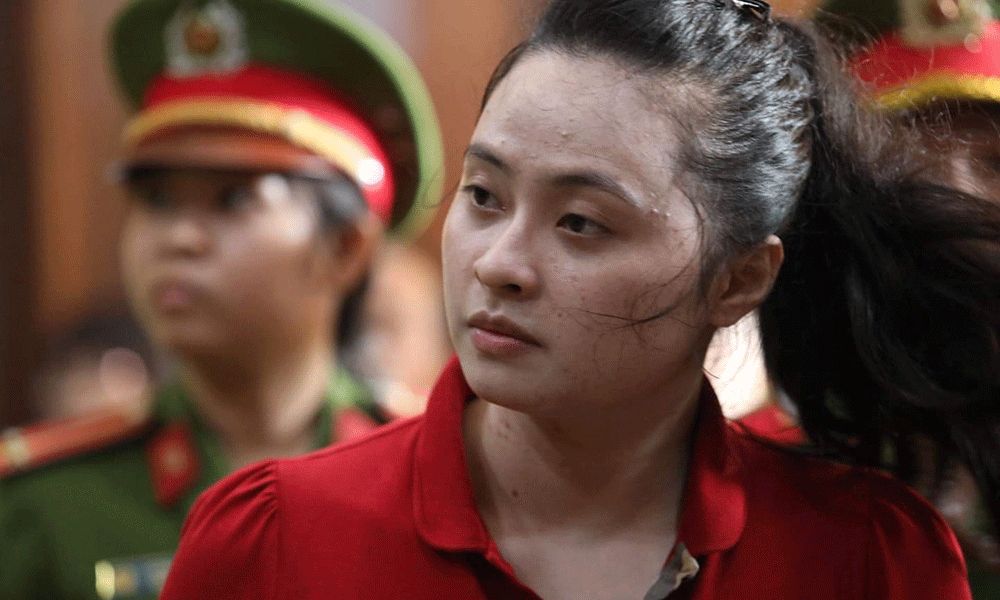 Hot girl Ngọc Miu và người tình trùm ma túy cùng mặc áo đỏ, chơi nổi với áo bông họa tiết hổ bình thản đến tòa-6