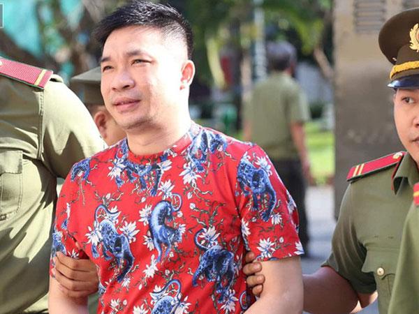 Hot girl Ngọc Miu và người tình trùm ma túy cùng mặc áo đỏ, chơi nổi với áo bông họa tiết hổ bình thản đến tòa-9