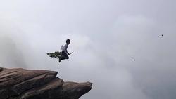 'Phù thủy cưỡi cây bay' trên đỉnh núi Pha Luông khiến dân mạng bủn rủn chân tay