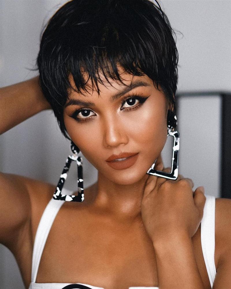 Bản tin Hoa hậu Hoàn vũ 8/5: Quả bom sex giật spotlight của HHen Niê với ảnh hở hang hút thuốc-1