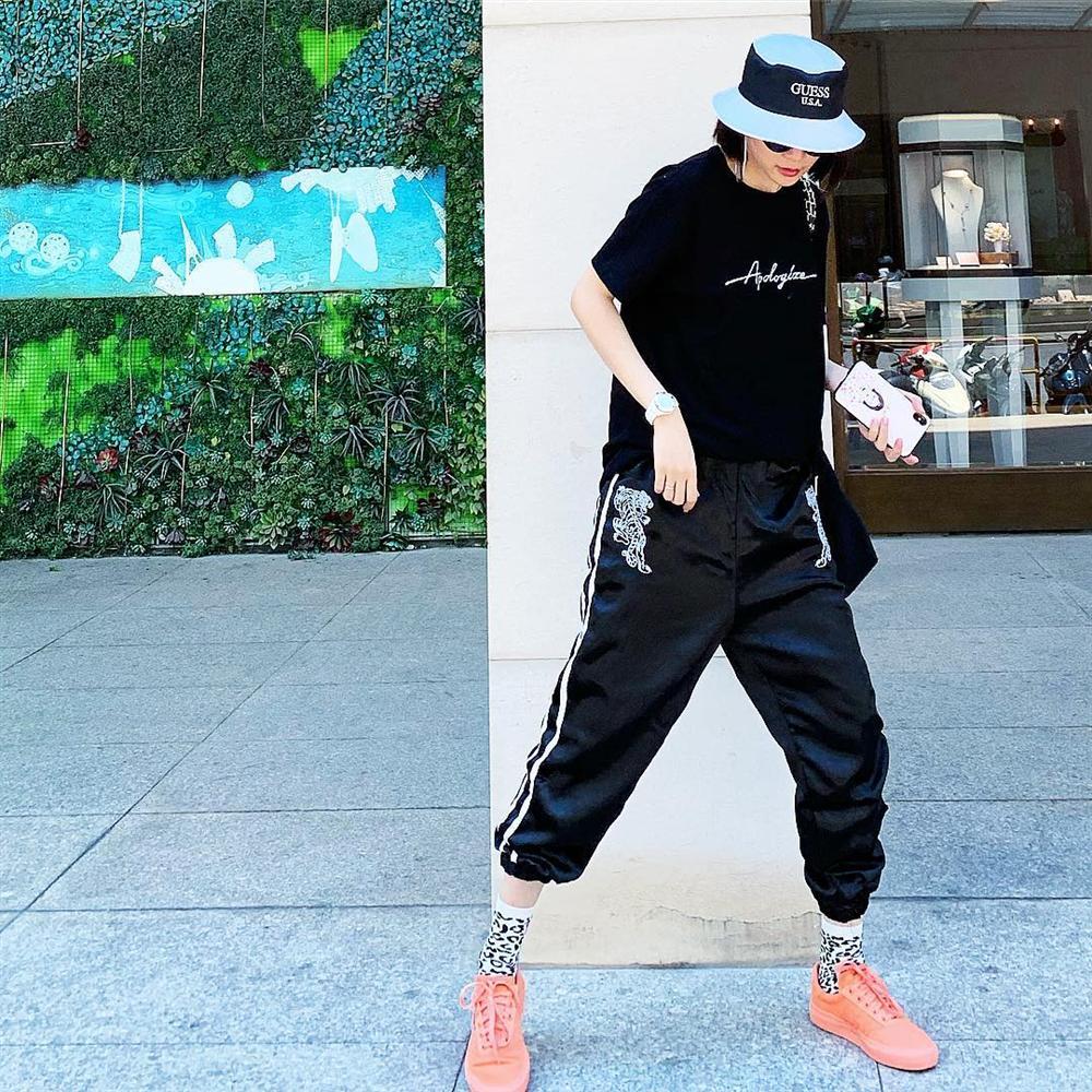 Chị em nhà Thiều Bảo Trang - Thiều Bảo Trâm khoe street style đối nghịch: Em sexy hết cỡ - chị hiphop chất lừ-11