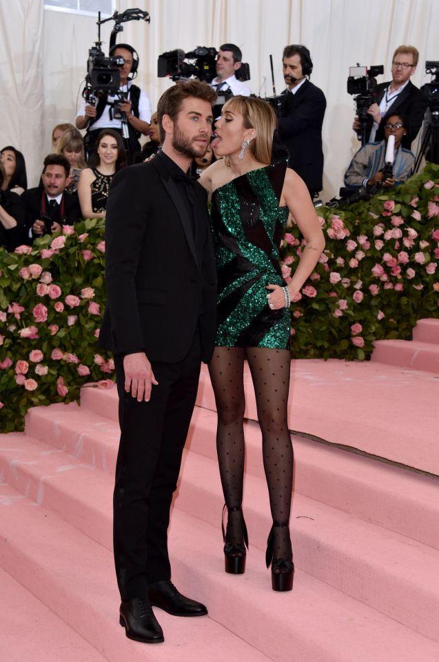 Sau màn thè lưỡi liếm mặt chồng tại Met Gala 2019, Miley ngấm ngầm xác nhận mang thai con đầu lòng với Liam Hemsworth-3