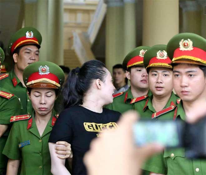 Ông trùm ma túy Văn Kính Dương hào hứng vẫy tay chào, hotgirl Ngọc Miu bất ngờ phản cung, khóc nức nở khi nói về tình hờ-3