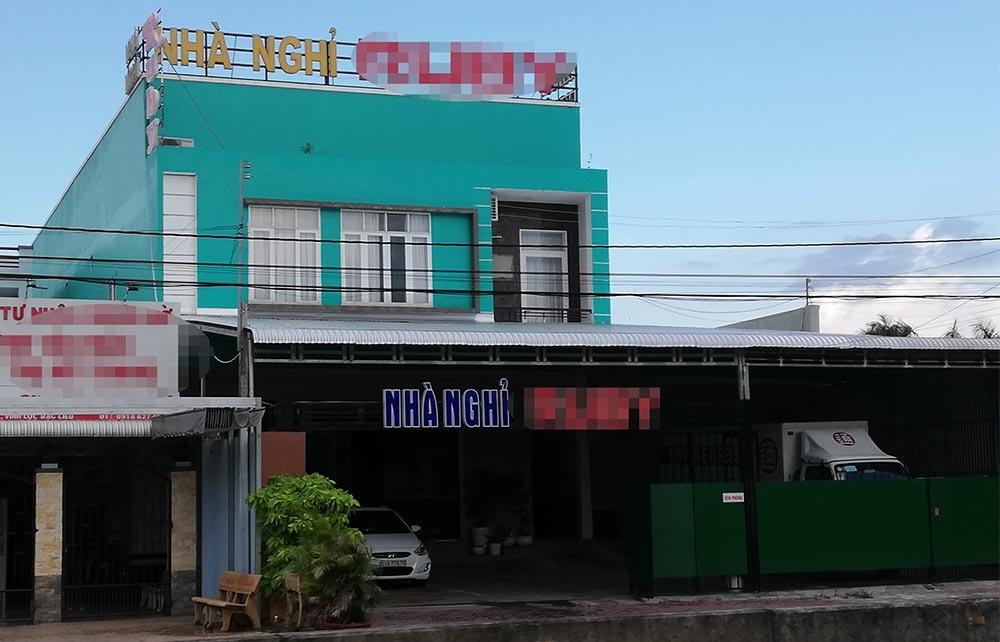 Vào nhà nghỉ với người đàn ông, cô gái trẻ bị đánh tả tơi-1