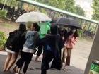 Ấm lòng hình ảnh bác bảo vệ mặc áo mưa, che ô cho sinh viên