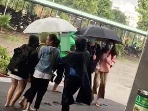 Ấm lòng hình ảnh bác bảo vệ mặc áo mưa, che ô cho sinh viên