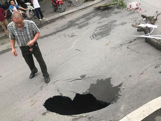 Hà Nội: Bất ngờ xuất hiện 'hố tử thần' ngay cạnh hầm Kim Liên
