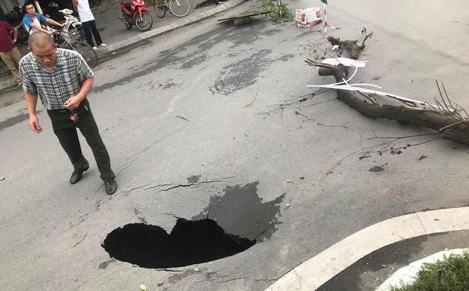 Hà Nội: Bất ngờ xuất hiện hố tử thần ngay cạnh hầm Kim Liên-1