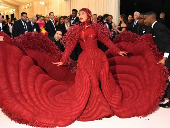 Khi sao thế giới trổ tài 'làm lố' trên thảm đỏ Met Gala