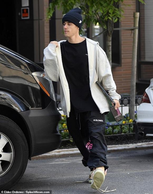 Justin Bieber thản nhiên sờ chỗ hiểm giữa chốn công cộng-2