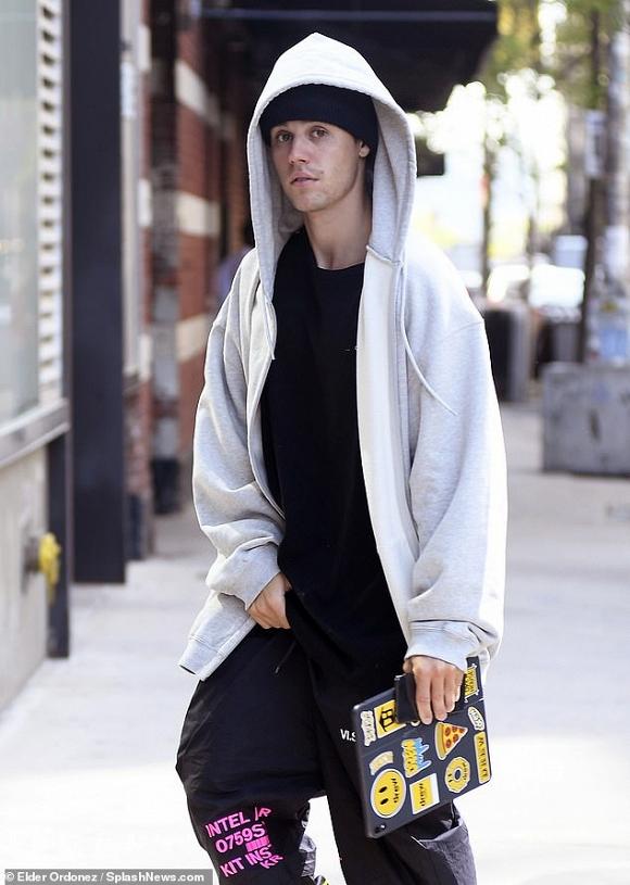 Justin Bieber thản nhiên sờ chỗ hiểm giữa chốn công cộng-3