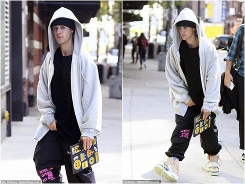 Justin Bieber thản nhiên sờ 'chỗ hiểm' giữa chốn công cộng