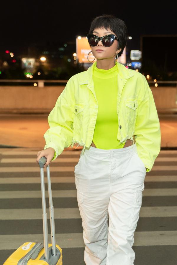 Cuối cùng HHen Niê cũng chịu gia nhập team diện bodysuit rực rỡ lại còn khoét hông táo bạo-4