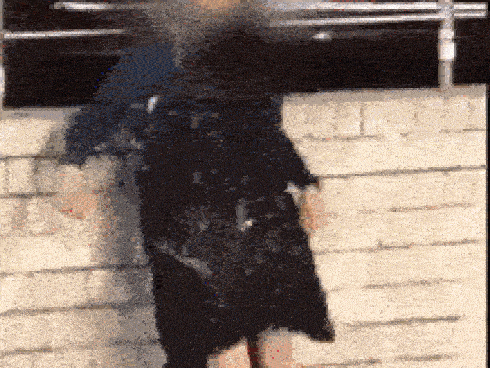 Chuyện lạ: Cảnh sát Hàn Quốc bị cô gái công khai quấy rối tình dục mà không biết làm thế nào