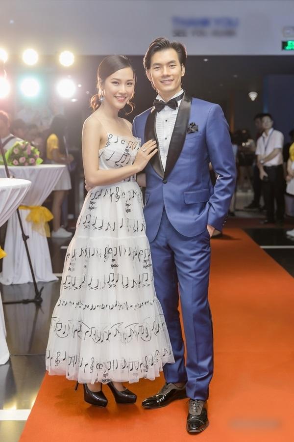 Đụng hàng váy nốt nhạc bị nghi đạo nhái, Phạm Quỳnh Anh đẹp mặn mà ăn đứt MC Hoàng Oanh dù hơn 6 tuổi-2