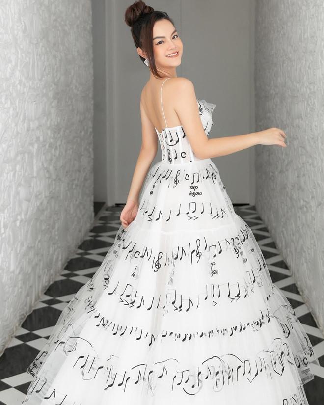 Đụng hàng váy nốt nhạc bị nghi đạo nhái, Phạm Quỳnh Anh đẹp mặn mà ăn đứt MC Hoàng Oanh dù hơn 6 tuổi-4