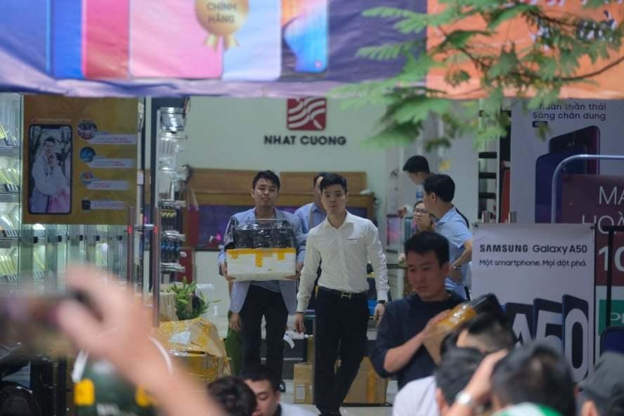 NÓNG: Chuỗi cửa hàng điện thoại của Nhật Cường Mobile bị khám xét, nhiều địa điểm đã đóng cửa-4