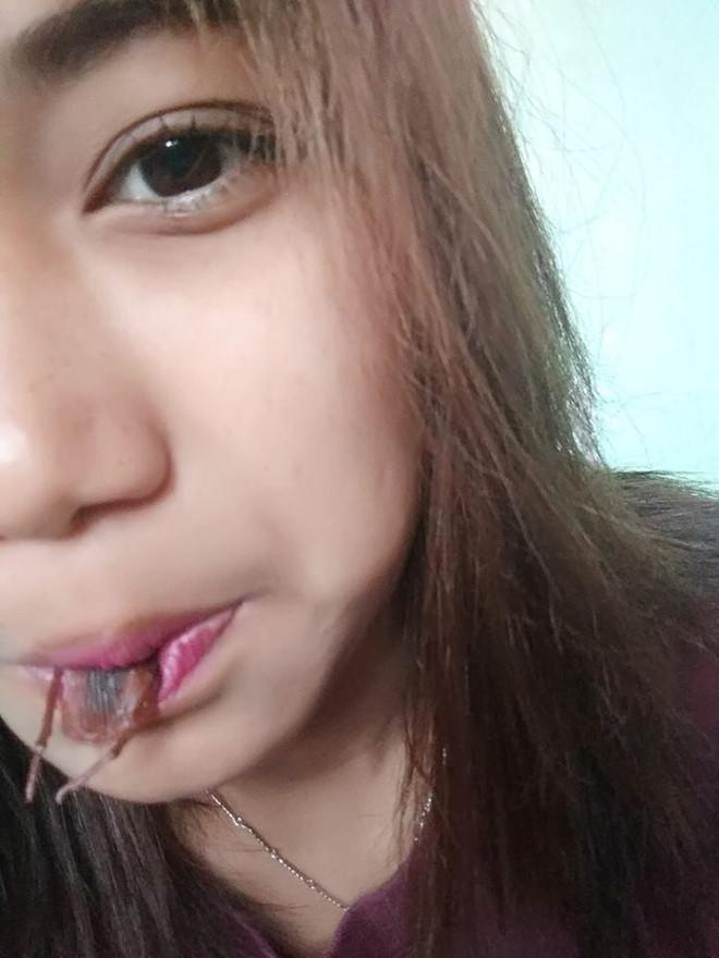 Đặt gián lên mặt chụp ảnh sống ảo - trào lưu khiến người xem rùng mình-3