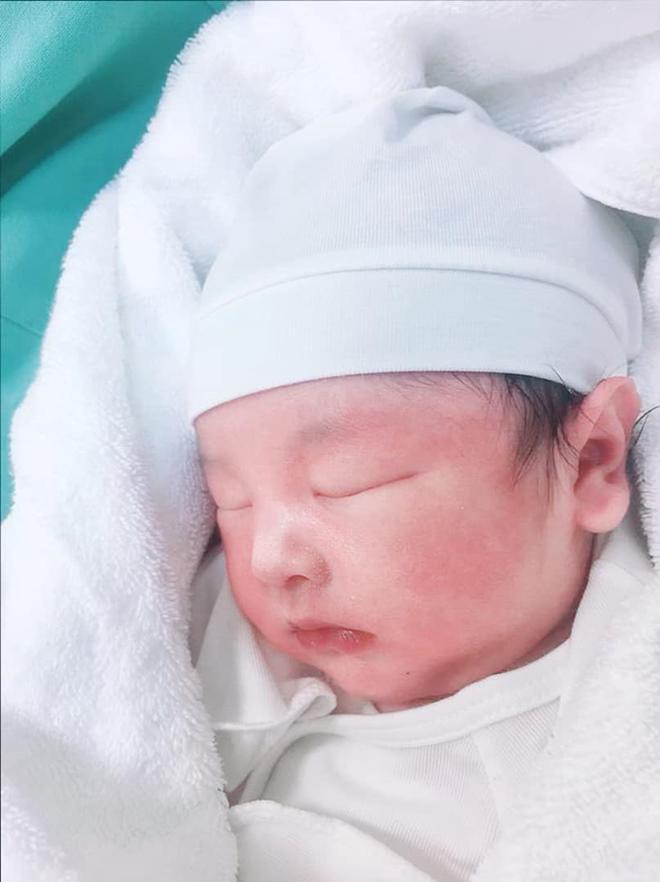 Cận mặt quý tử thứ 2 mới sinh đẹp như vẽ của anh trai ca sĩ Bảo Thy và vợ hot girl-3