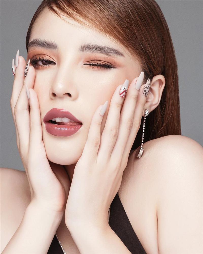 SAO MAKE OVER: Phạm Băng Băng dính nghi án sửa mũi đổi vận - Hoàng Thùy trang điểm như dọa ma-8