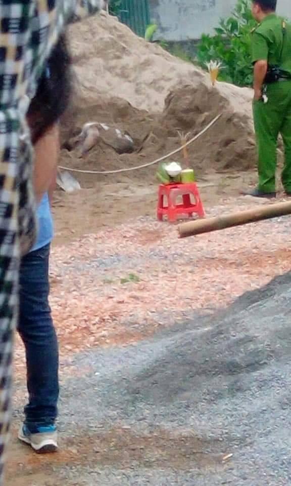 Clip: Ngay tại Hòa Bình, kinh hoàng tài xế rơi khỏi thùng xe ben bị cát vùi lấp tử vong tại chỗ-2