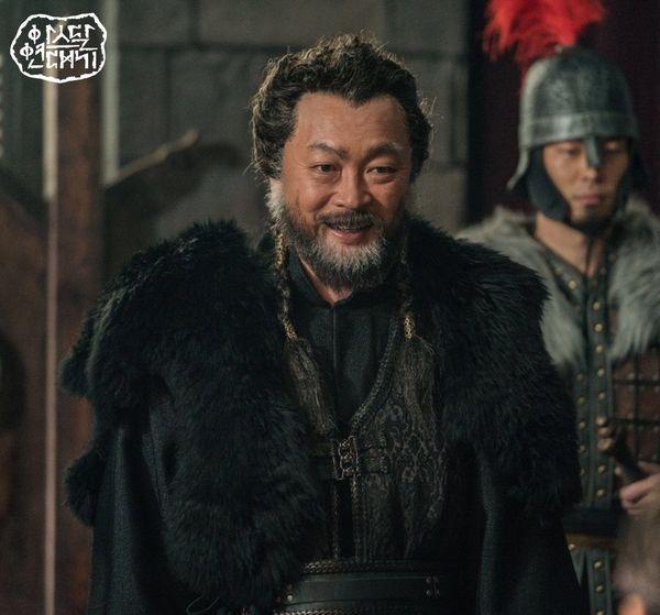 Teaser Arthdal Chronicles: Song Joong Ki cưỡi ngựa chiến đấu, Kim Ji Won khóc lóc thảm thiết, bị kéo lê trên đường-3