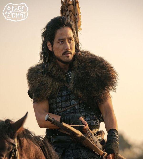 Teaser Arthdal Chronicles: Song Joong Ki cưỡi ngựa chiến đấu, Kim Ji Won khóc lóc thảm thiết, bị kéo lê trên đường-4