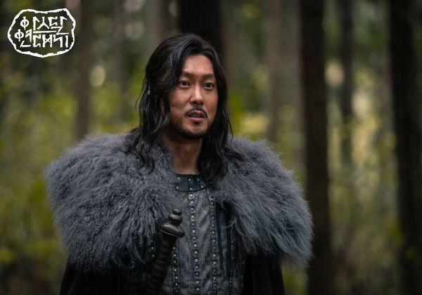 Teaser Arthdal Chronicles: Song Joong Ki cưỡi ngựa chiến đấu, Kim Ji Won khóc lóc thảm thiết, bị kéo lê trên đường-1