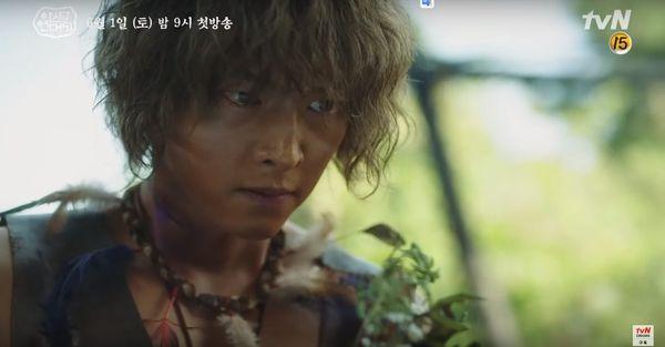 Teaser Arthdal Chronicles: Song Joong Ki cưỡi ngựa chiến đấu, Kim Ji Won khóc lóc thảm thiết, bị kéo lê trên đường-7