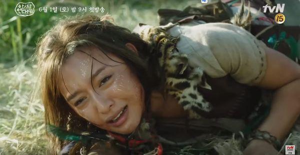 Teaser Arthdal Chronicles: Song Joong Ki cưỡi ngựa chiến đấu, Kim Ji Won khóc lóc thảm thiết, bị kéo lê trên đường-6