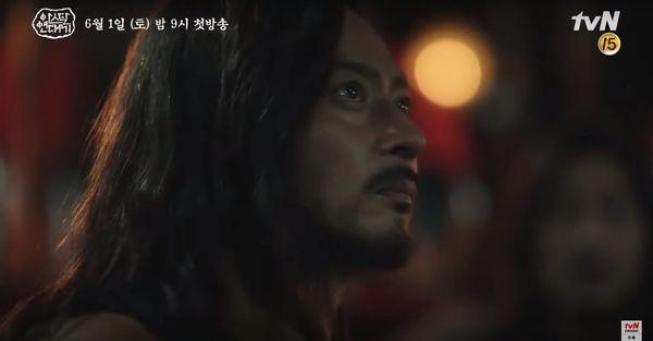 Teaser Arthdal Chronicles: Song Joong Ki cưỡi ngựa chiến đấu, Kim Ji Won khóc lóc thảm thiết, bị kéo lê trên đường-8