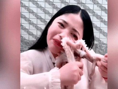 Clip: Nữ streamer Trung Quốc gào khóc thảm thiết khi ăn bạch tuộc sống