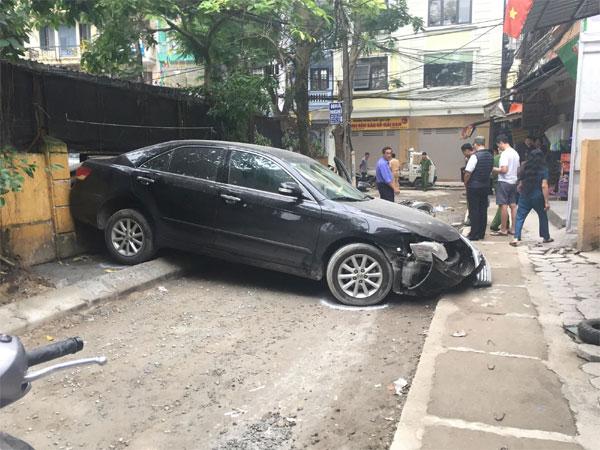 CLIP: Kinh hoàng nhìn khoảnh khắc nữ tài xế lùi xe Camry tông chết người đi xe máy ở Hà Nội-1