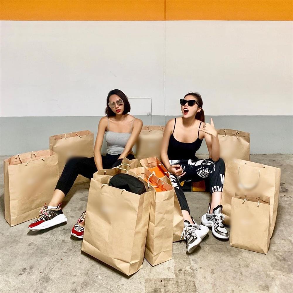 Đẳng cấp như Kỳ Duyên - Minh Triệu: Chỉ shopping đi bộ cùng nhau thôi mà cuối cùng vác cả siêu thị về nhà-1