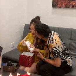 Chồng soái ca mua nước hoa hàng hiệu, tặng lợn đất trăm triệu cho vợ nhưng bất ngờ hơn là danh tính cặp đôi-1